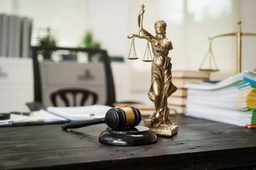 Foto: Justitia Statue auf Schreibtisch